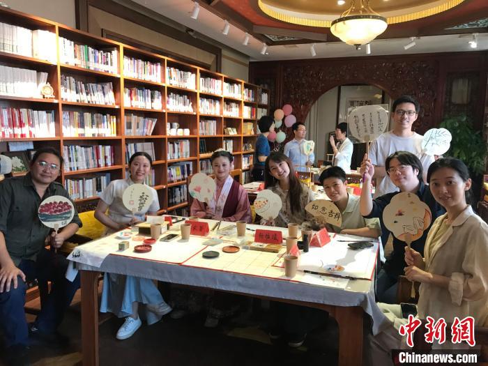 9月14日，“月動(dòng)臨秋扇”中華傳統(tǒng)文化沉浸式體驗(yàn)活動(dòng)在北京紀(jì)曉嵐故居舉辦。陳建新 攝 陳建新 攝