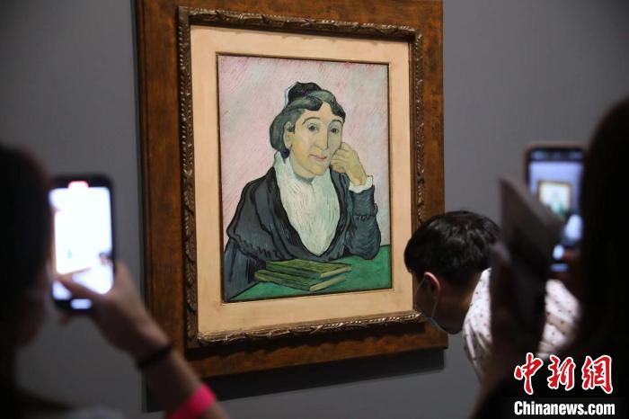 觀眾欣賞梵高畫(huà)作《阿爾勒婦女(吉努夫人肖像)》。　張亨偉 攝