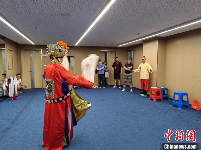 “天下第一團(tuán)”正在進(jìn)行練習(xí)。　昆山市文體廣電和旅游局供圖