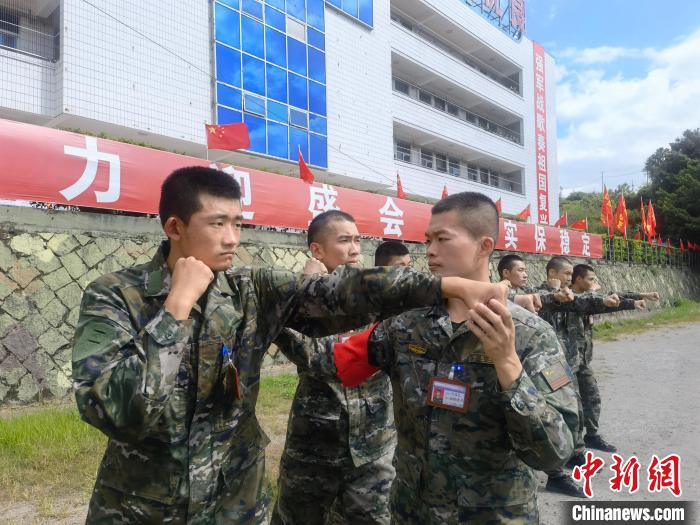 新兵尤云龍(左)不斷向一名合格軍人蛻變?！￡愴?攝