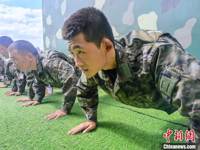 尤云龍正在和戰友進行體能訓練。　林靖松 攝