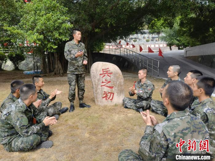 尤云龍為戰友講述父輩保家衛國的故事。　鐘煒俊 攝