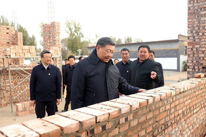 2023年11月10日，習近平總書記在河北保定涿州市刁窩鎮萬全莊村房屋重建施工現場考察。