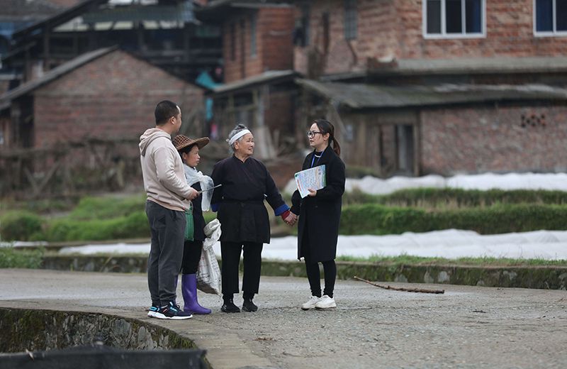 2022年3月24日，在廣西柳州市三江侗族自治縣良口鄉南寨村，紀檢監察干部(右一、左一)在了解惠農政策落實情況。