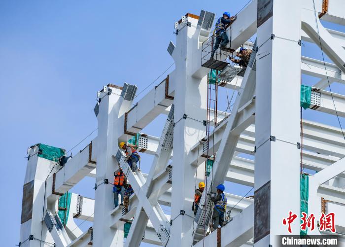 圖為海南商業航天發射場1號工位建設現場，工人正緊鑼密鼓施工。　駱云飛 攝