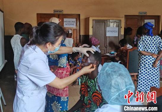 義診現場。　中國(寧夏)第26批援貝寧醫療隊 供圖