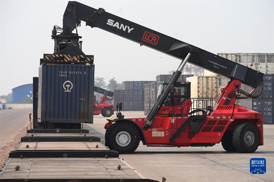 4月15日，老中鐵路有限公司的工人在老撾萬象南站裝載貨物。萬象南站是中老鐵路老撾段主要貨運站，靠近老撾與泰國邊境。因其獨特的地理位置和物流轉運配送區位優勢，萬象南站成為中老泰等國貨物中轉的“旱碼頭”。新華社記者 邢廣利 攝