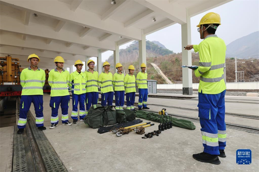 4月17日,瑯勃拉邦維保管理中心的工人在老撾瑯勃拉邦站附近進行接觸網維修保養演練。瑯勃拉邦維保管理中心由中國鐵路昆明局集團公司普洱基礎設施段按異地車間管理,根據昆明鐵路局與老中鐵路有限公司簽訂的中老鐵路固定設備維管合同,負責老撾境內磨丁至萬象南段工務、供電、信號等固定設備養護維修及管理工作。新華社記者 邢廣利 攝