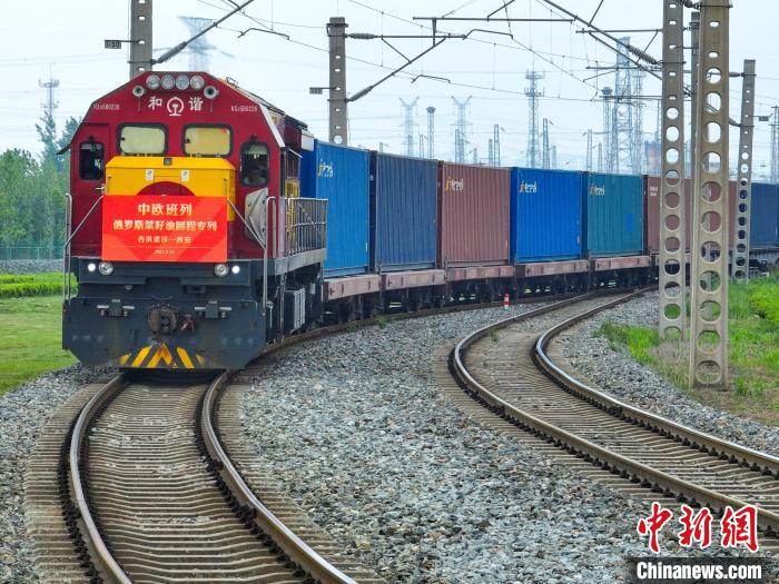 中歐班列長安號俄羅斯菜籽油回程石羊集團專列順利抵達西安國際港站。　西安國際港務區供圖