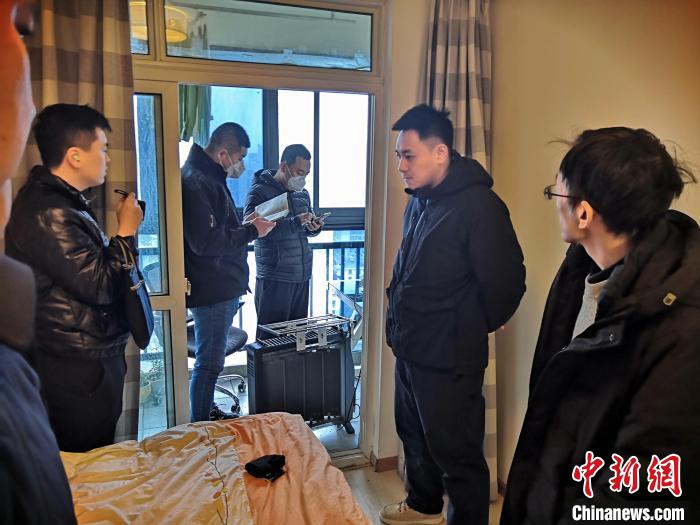 丹東市公安局民警抓捕犯罪嫌疑人，在其家中進行搜查。　丹東市公安局供圖