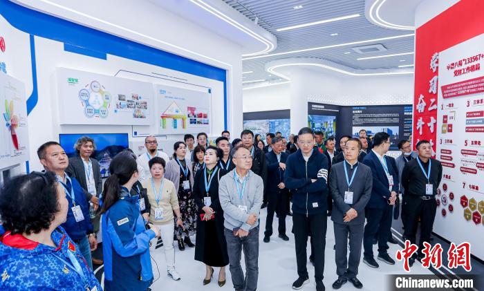 僑商、僑胞們考察金漪湖科創智造平臺重大基礎設施項目。　主辦方供圖