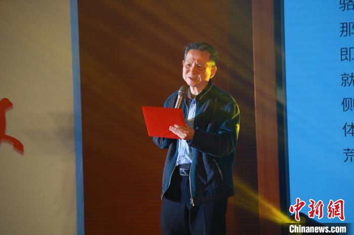 臺(tái)灣詩人白靈帶來了一首自創(chuàng)的詩歌《大戈壁》?！￠}南師范大學(xué)供圖