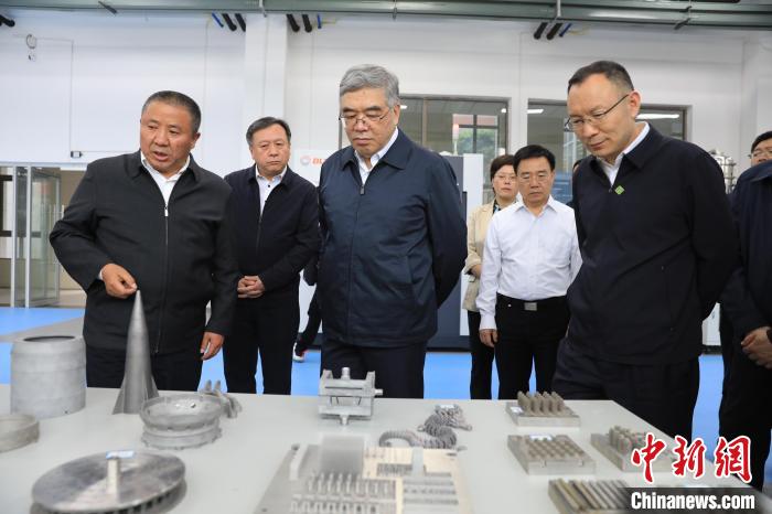 民進中央常務副主席朱永新率調研組赴四川開展重點考察調研。圖為在四川工程職業技術學院考察調研?！∶襁M中央供圖