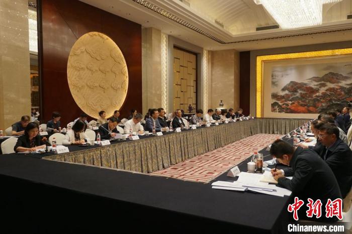 民進中央主席蔡達峰近日率調研組赴江蘇開展重點考察調研。圖為在調研座談會現場。　民進中央供圖