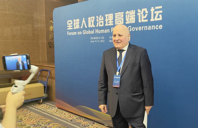 聯合國經濟、社會及文化權利委員會副主席兼報告員、莫斯科國際關系學院國際法系主任阿斯蘭·阿巴希澤接受人民網記者采訪。圖片來源：視頻截圖