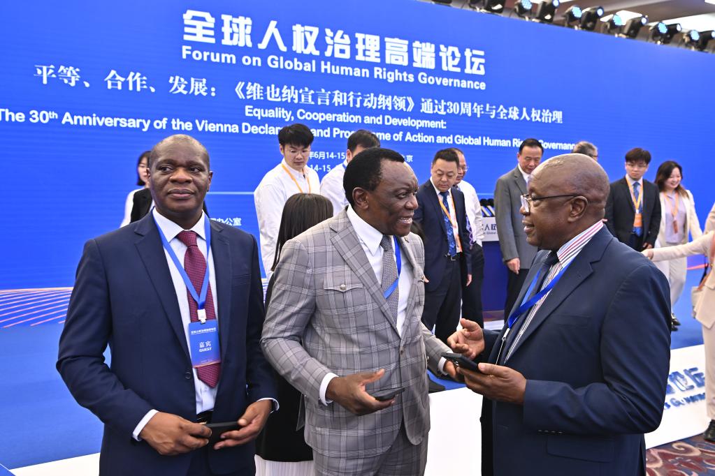 6月14日,與會者在論壇現場交流。新華社記者 李鑫 攝