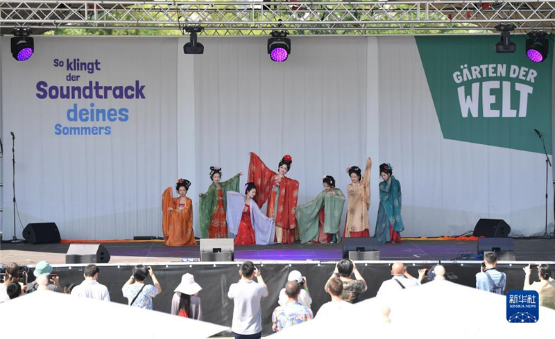 7月8日，在德國柏林世界公園，漢服愛好者進行漢服展示。新華社記者 任鵬飛 攝