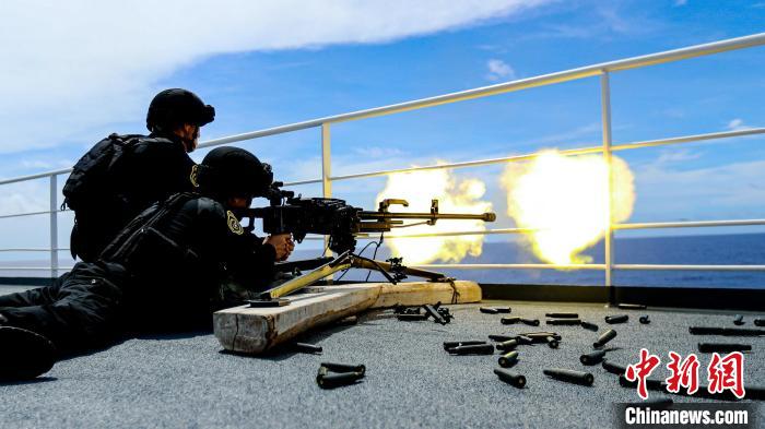 “和平方舟”號(hào)醫(yī)院船在西太平洋海域進(jìn)行反恐反海盜演練。圖為火力組隊(duì)員進(jìn)行警告射擊。　徐巍 攝