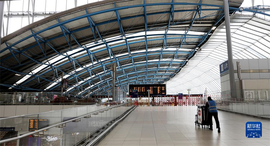 9月1日，一名工作人員在英國倫敦滑鐵盧火車站內行走。因在收入、工作條件等方面與鐵路運營企業存在分歧，英國鐵路員工在9月1日、2日舉行罷工。由于鐵路服務大幅減少，人們出行面臨不便。新華社記者 李穎 攝