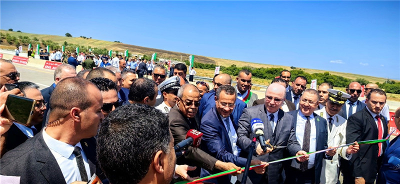 2023年8月12日,阿爾及利亞總理阿卜杜拉赫曼(前右四)參加阿爾及利亞東西高速公路東標段主線84公里段通車儀式。中信建設供圖
