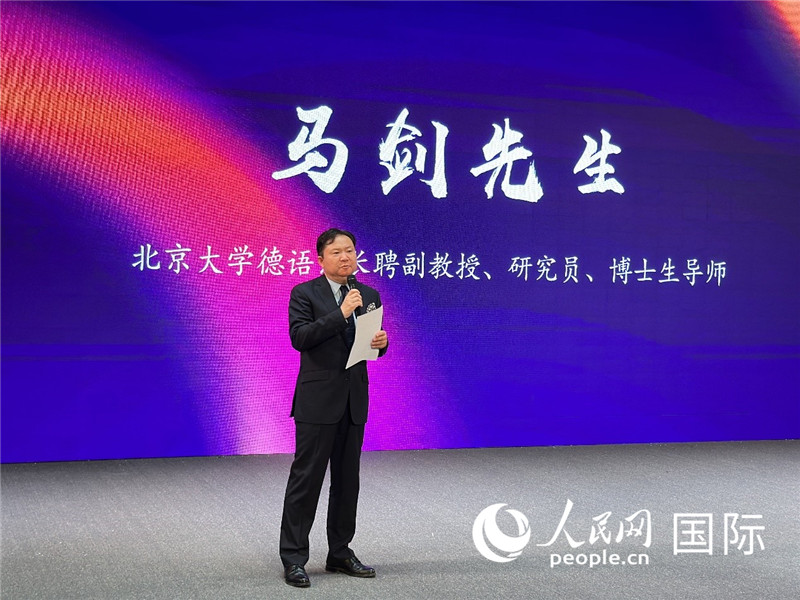 北京大學(xué)德語系長(zhǎng)聘副教授馬劍點(diǎn)評(píng)學(xué)生表現(xiàn)。（攝影：張麗鷗）