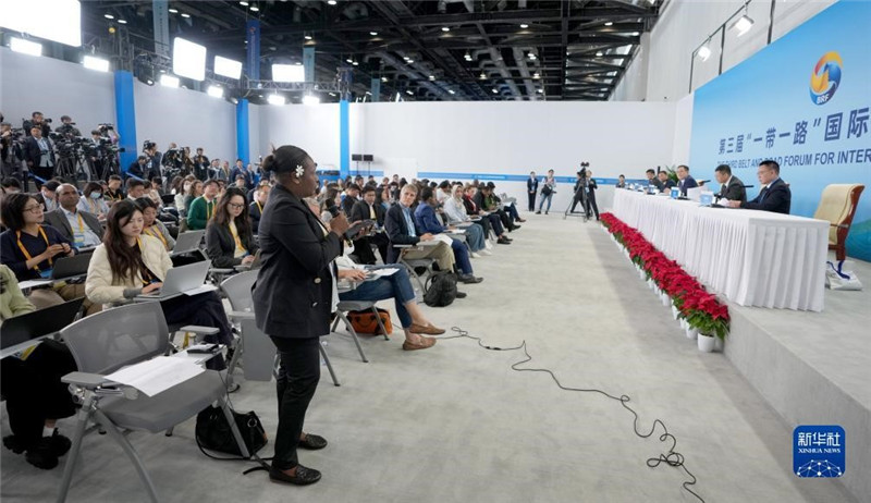 10月16日，第三屆“一帶一路”國際合作高峰論壇新聞中心在北京國家會議中心舉行首場吹風會，邀請自然資源部國際合作司和相關單位負責人介紹有關情況，并回答記者提問。新華社記者 王毓國攝