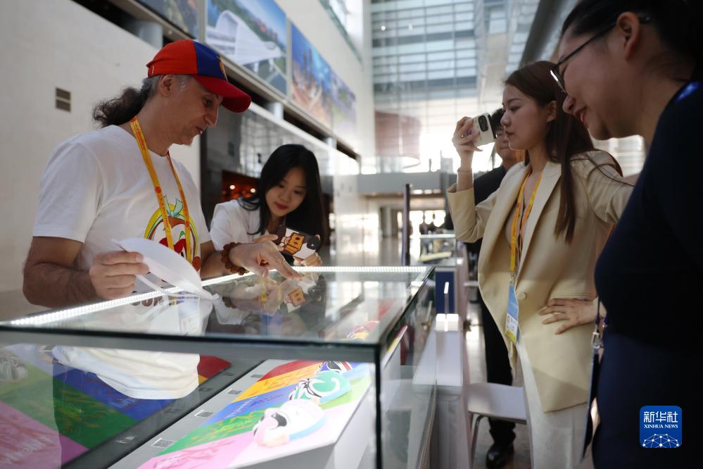 10月16日，參會記者在“一帶一路”國際合作高峰論壇新聞中心參觀展示的中國非物質文化遺產展品。新華社記者 陳斌 攝