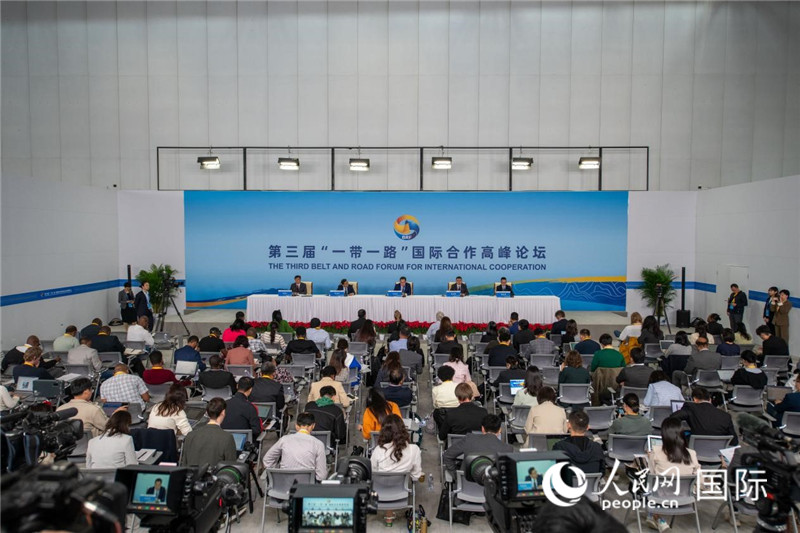 10月16日，第三屆“一帶一路”國際合作高峰論壇新聞中心在北京國家會(huì)議中心舉行首場吹風(fēng)會(huì)，邀請自然資源部國際合作司和相關(guān)單位負(fù)責(zé)人介紹有關(guān)情況，并回答記者提問。人民網(wǎng)記者 翁奇羽攝