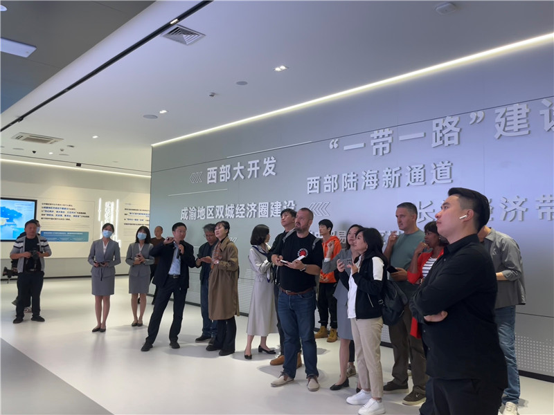 （成都國(guó)際鐵路港展廳，中外記者邊聽(tīng)邊記，了解成都國(guó)際鐵路港運(yùn)行情況 趙橙涔攝