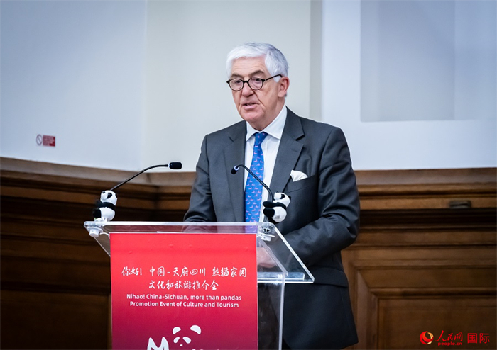 英中商業發展中心主席約翰·麥克萊恩致辭。人民網 郭錦標攝