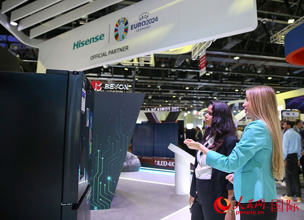 訪客在海信集團展臺參觀。人民網 塔里克·易卜拉欣攝