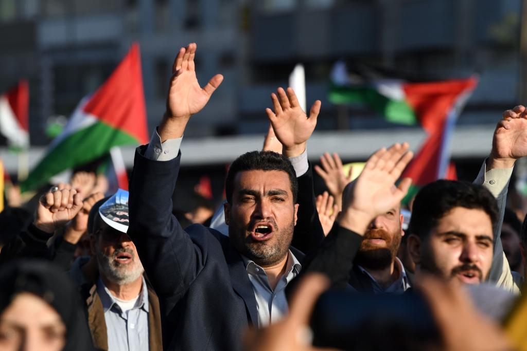 10月18日，人們在伊朗德黑蘭舉行集會。當日，突尼斯、土耳其、伊朗等多國民眾舉行集會，表達對巴勒斯坦人民的支持，并譴責針對加沙城醫院的襲擊。新華社記者 沙達提 攝