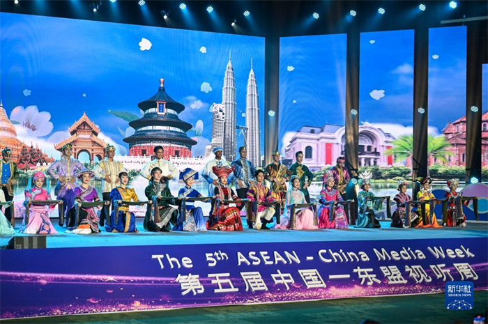 10月21日，在馬來西亞行政首都普特拉賈亞，演員在第五屆中國—東盟視聽周開幕活動(dòng)上表演。新華社記者 程一恒 攝