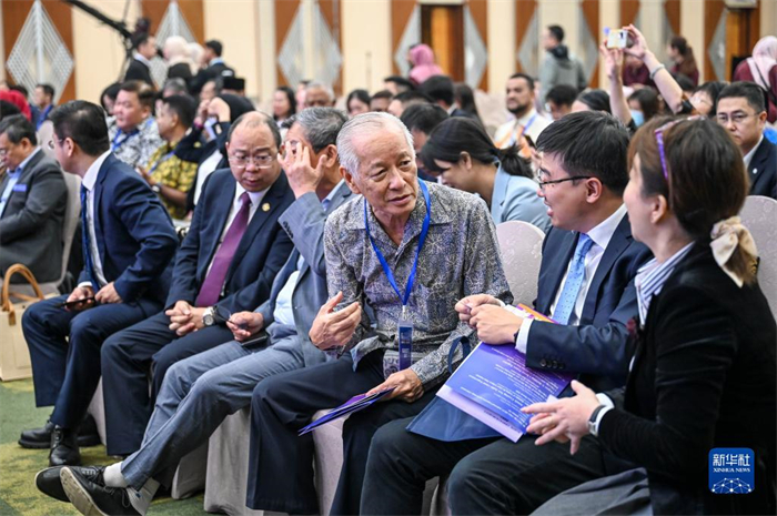 10月21日，在馬來西亞行政首都普特拉賈亞，嘉賓在第五屆中國—東盟視聽周開幕活動(dòng)上交談。新華社記者 程一恒 攝