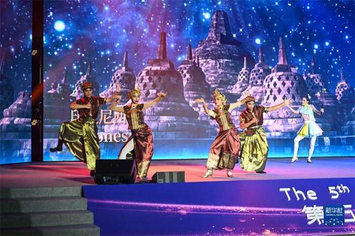 10月21日，在馬來西亞行政首都普特拉賈亞，演員在第五屆中國—東盟視聽周開幕活動(dòng)上表演。新華社記者 程一恒 攝