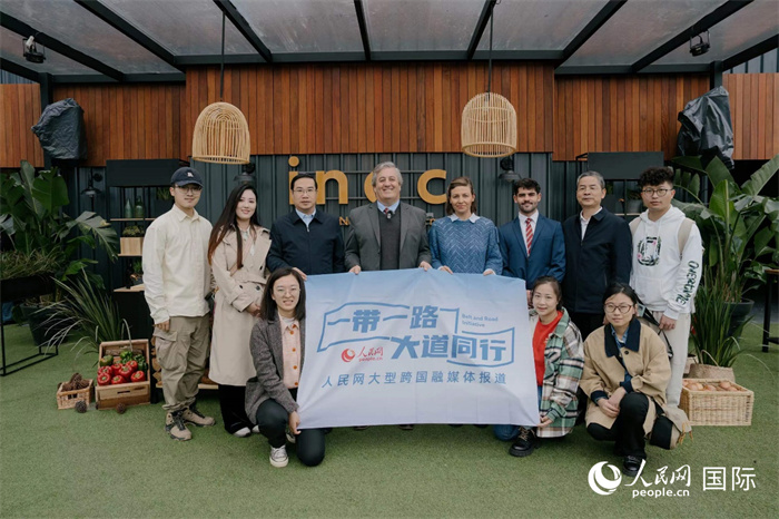 在烏拉圭第118屆普拉多牧農業國際博覽會上，烏拉圭國家肉類協會主席與人民網記者合影。人民網記者 張若涵攝