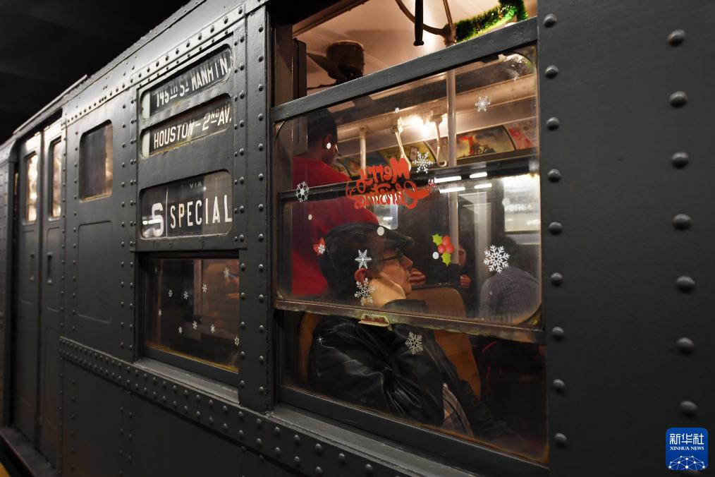 12月2日，在美國紐約，人們乘坐“懷舊地鐵”專列。新華社記者 李睿 攝