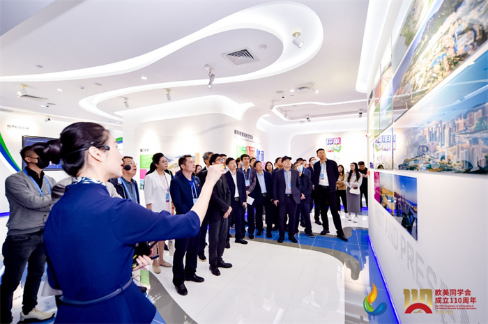 參會嘉賓和留學歸國人員參觀橫琴粵澳深度合作區展示廳。主辦方供圖