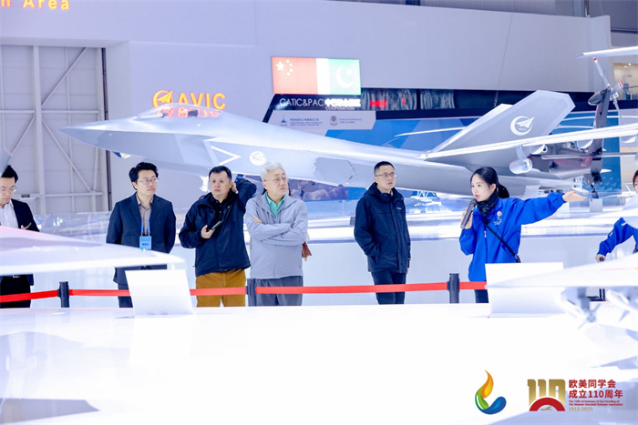 參會嘉賓和留學歸國人員參觀珠海太空中心。主辦方供圖