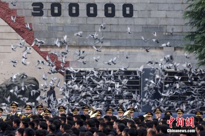 12月13日是第十個南京大屠殺死難者國家公祭日。當天上午，南京大屠殺死難者國家公祭儀式在侵華日軍南京大屠殺遇難同胞紀念館舉行。圖為國家公祭儀式現場。<a target='_blank' href='/'><p  align=