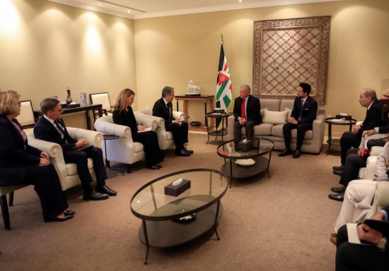 1月7日，約旦國王阿卜杜拉二世（中右）在安曼會見到訪的美國國務卿布林肯（中左）。新華社發（約旦王宮供圖）