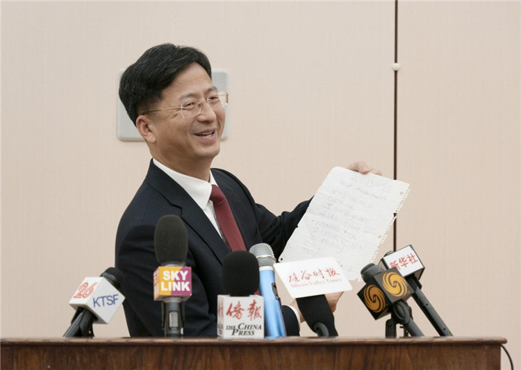 張建敏總領(lǐng)事向媒體展示領(lǐng)區(qū)小學(xué)生來信。中國駐舊金山總領(lǐng)館供圖