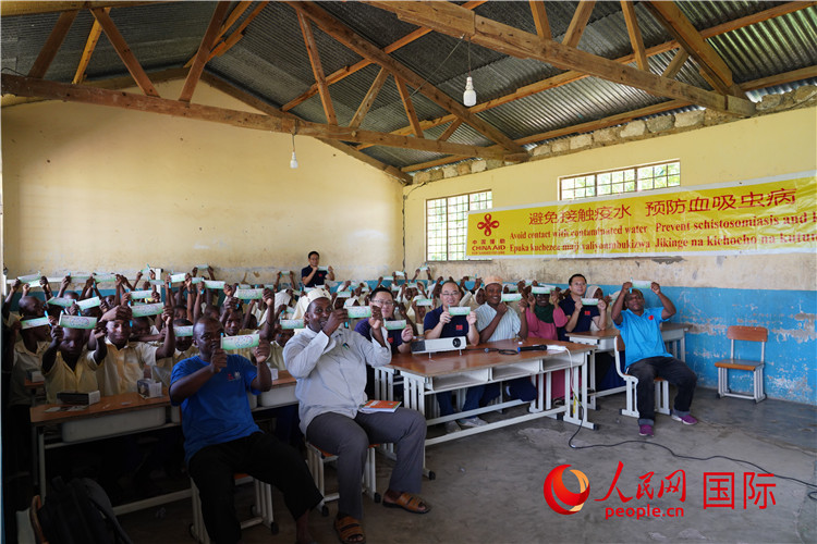 中國專家組走進姆坦噶尼小學開展血吸蟲病防治健康教育。人民網記者 黃煒鑫攝