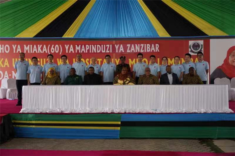 坦桑尼亞政要與中國醫療隊合影。中國（江蘇）第33期援桑給巴爾醫療隊供圖