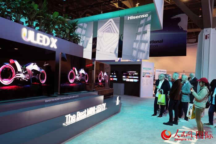 海信在此次展會上推出ULED X系列電視110UX，是全球首臺4萬+分區(qū)MiniLED電視，斬獲2024年美國消費電子展創(chuàng)新獎。人民網(wǎng)記者 李志偉攝
