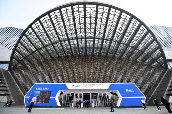 2023年10月30日，參會(huì)嘉賓步入長沙國際會(huì)議中心。當(dāng)日，以“全球發(fā)展 共享安全”為主題的博鰲亞洲論壇全球經(jīng)濟(jì)發(fā)展與安全論壇第二屆大會(huì)在湖南長沙開幕。新華社記者 陳振海 攝