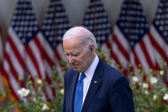 2023年4月24日，美國總統(tǒng)拜登在首都華盛頓白宮出席活動。新華社發(fā)（亞倫攝）