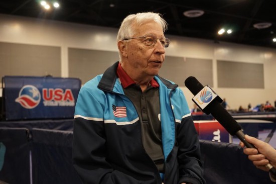 2023年12月16日，中美“乒乓外交”親歷者戴爾·斯威里斯在2023年美國乒乓球公開賽老年組比賽間隙接受新華社記者專訪。