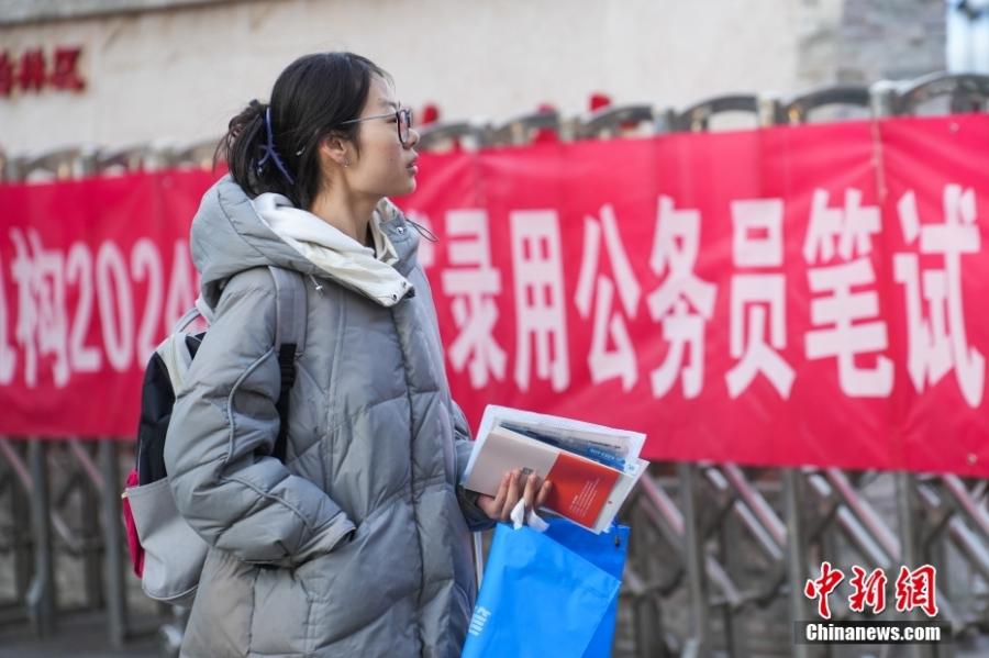2023年11月26日，山西省太原市，考生步入考場。當日，中央機關及其直屬機構2024年度考試錄用公務員公共科目筆試舉行。<a target='_blank' href='/'><p  align=