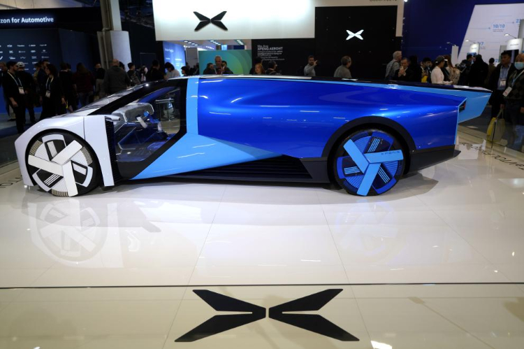 1月11日，人們?cè)诿绹?guó)拉斯維加斯消費(fèi)電子展小鵬公司展臺(tái)觀看電動(dòng)飛行汽車Aeroht。新華社記者吳曉凌攝